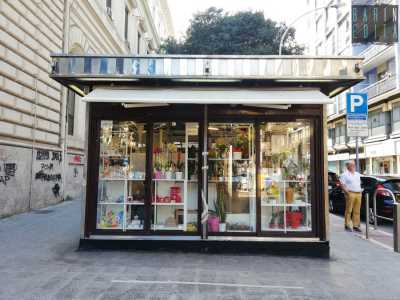 Il primo � �Chiosco Flor�, fioraio presente sulla strada dal 1980. Il prefabbricato, anch�esso antichizzato e di color marrone, � tutto in vetro e lascia quindi trasparire l�interno colmo di variopinti fiori, vasi e piante